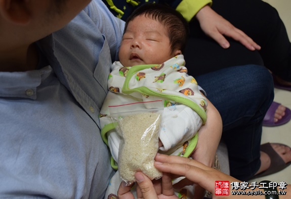 剃胎毛、滿月剃頭、嬰兒剃頭、嬰兒理髮、嬰兒剃髮、嬰兒剃胎毛、嬰兒滿月剃頭、寶寶剃頭、剃胎毛儀式、剃胎毛吉祥話、滿月剃頭儀式、滿月剃頭吉祥話、寶寶剃胎毛、寶寶滿月剃頭理髮、 台中大甲區剃胎毛、台中大甲區滿月剃頭、 台中大甲區嬰兒剃頭剃胎毛、台中大甲區嬰兒理髮、台中大甲區嬰兒剃髮、王寶寶(台中大甲區到府嬰兒寶寶滿月剃頭理髮、免費到府嬰兒剃胎毛儀式吉祥話)。到府剃頭剃胎毛主持、專業拍照、DVD光碟、證書。★購買「臍帶章、肚臍章、胎毛筆刷印章」贈送：剃頭、收涎、抓周，三選一。2016.01.02 照片6